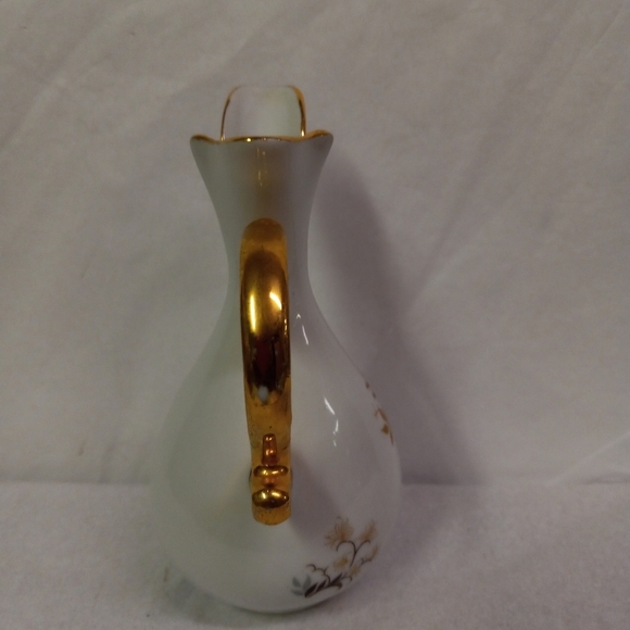 VINTAGE Pitcher Bud Vase White Porcelian Ceramic W/ Gold Trim SmallAsian Flowers - Picture 4 of 7